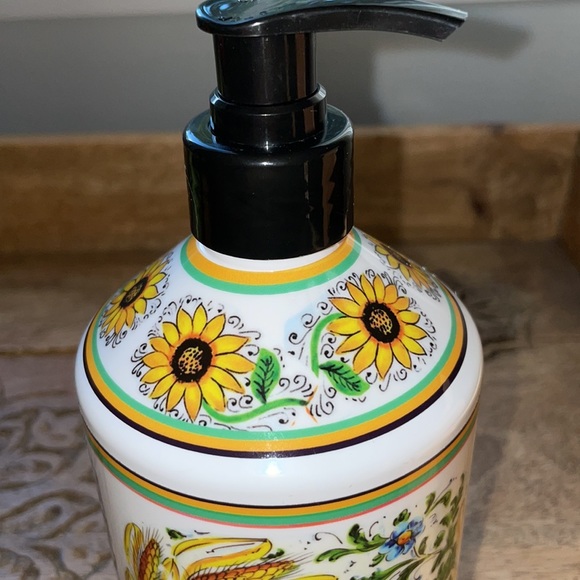 🌻 Sunflower Hand Soap 🧼 in Beautifully Designed Container 🌻Never Used! - Picture 6 of 12